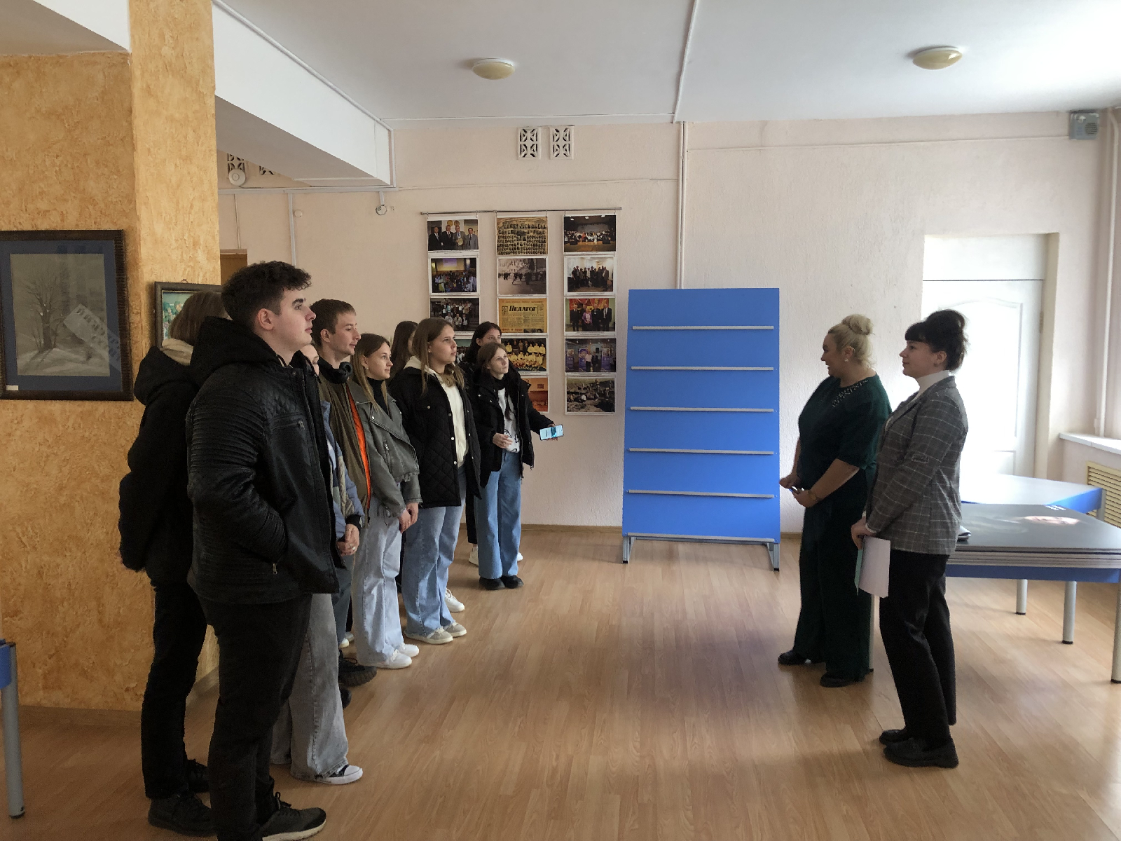 15 мая 2024 года студенты группы 23ИПО1 (куратор - проф. каф. ВИиО В.И. Шувалов) в рамках программы дней воинской славы России посетили выставку в фойе второго этажа 11 корпуса на тему «О героях и сражениях»